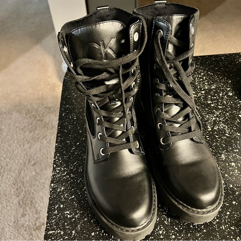 Like new worn once Calvin Klein Lace-Up Quilted Lug Sole Combat Booties Black  7 - Picture 5 of 11